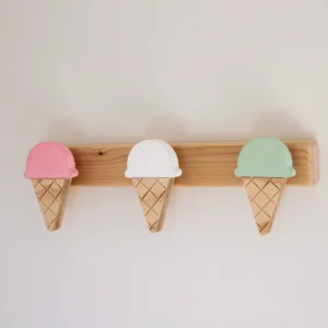 Colgador de pared infantil de madera Aihikirimi con tres colgadores en forma de cucurucho de helado, rosa, blanco y verde