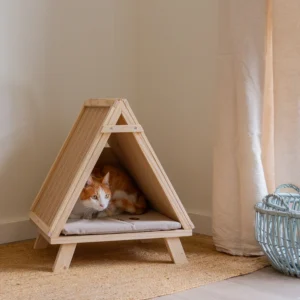 Mueble para gatos tipo tipi Hiro con gato descansando dentro