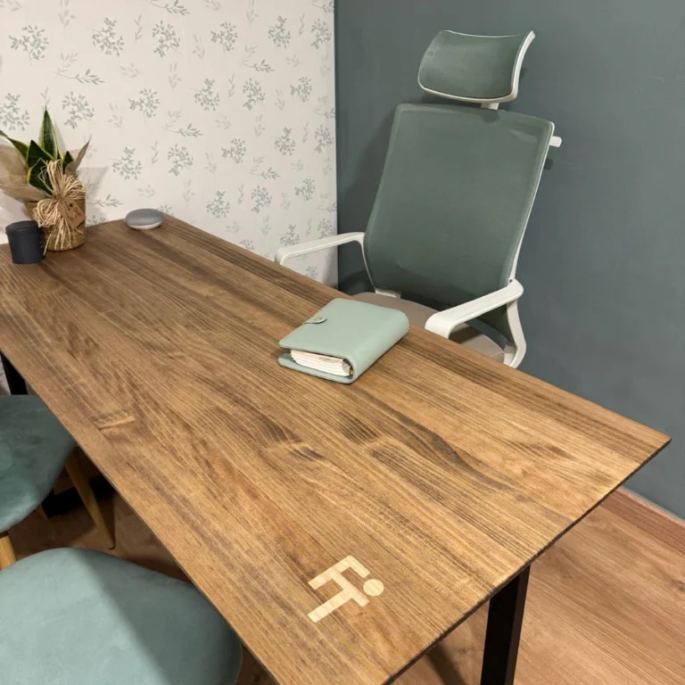 mesa personalizada con logo grabado