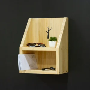 Estante de pared personalizable de madera Whata, con gafas de sol, planta y papeles
